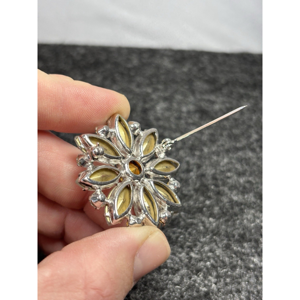 VINTAGE SILVERTONE CRYSTALS FLORAL BROOCH PIN with clip on earrings - Picture 2 of 13